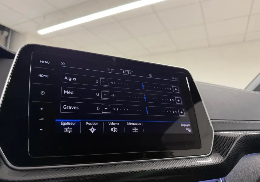 Écran tactile 9,2'' du système Discover Pro dans l'habitacle du Volkswagen T-Cross 2024 finition R-Line.