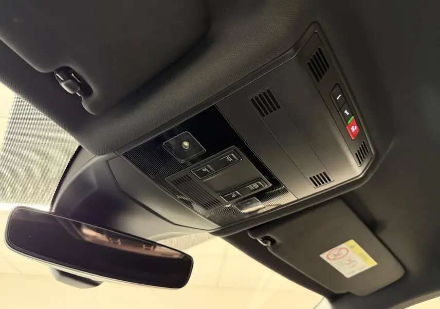 Vue intérieure du plafond avec rétroviseur et console de commandes noires du Volkswagen T-Cross 1.5 TSI 150 DSG7 R-Line 2024.