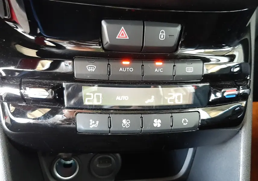 Gros plan sur la console centrale du Peugeot 2008 2019, affichant la climatisation automatique à 20°C.