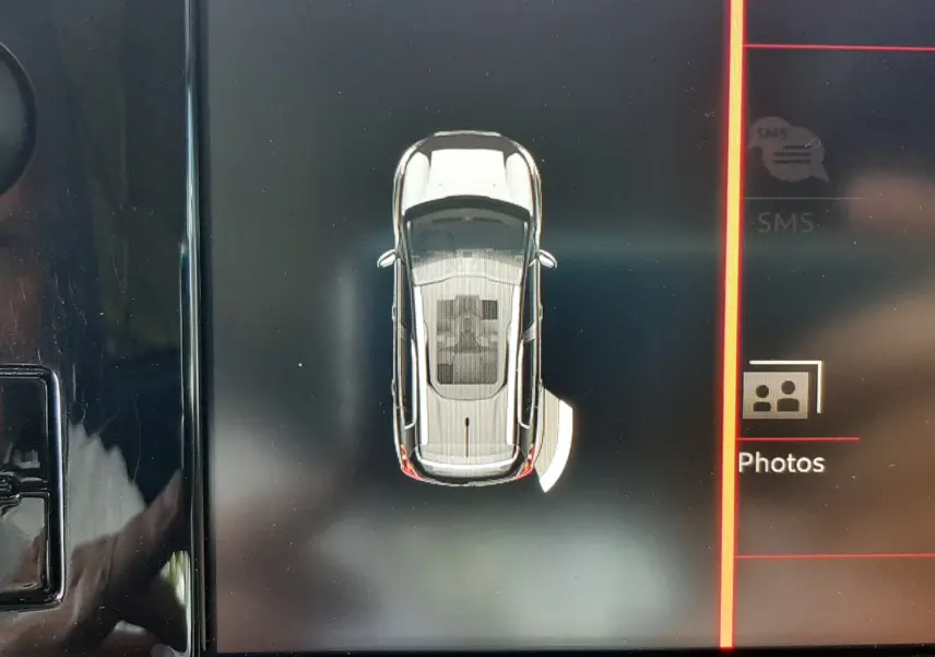 Affichage écran intérieur montrant la silhouette du Peugeot 2008 rouge Ultimate Metal vue de dessus avec porte droite ouverte.