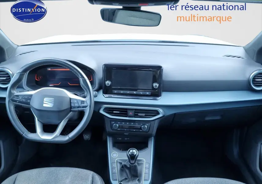 Tableau de bord et volant cuir multifonction d'une SEAT Arona blanche essence 2023, vue frontale intérieure.