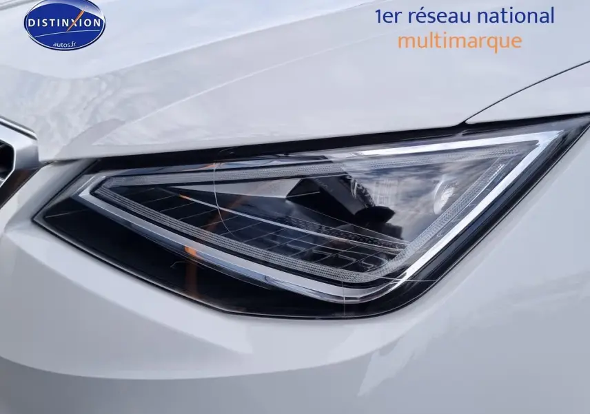 Gros plan sur le phare avant droit du SEAT Arona blanc 2023, soulignant son design LED moderne et anguleux.