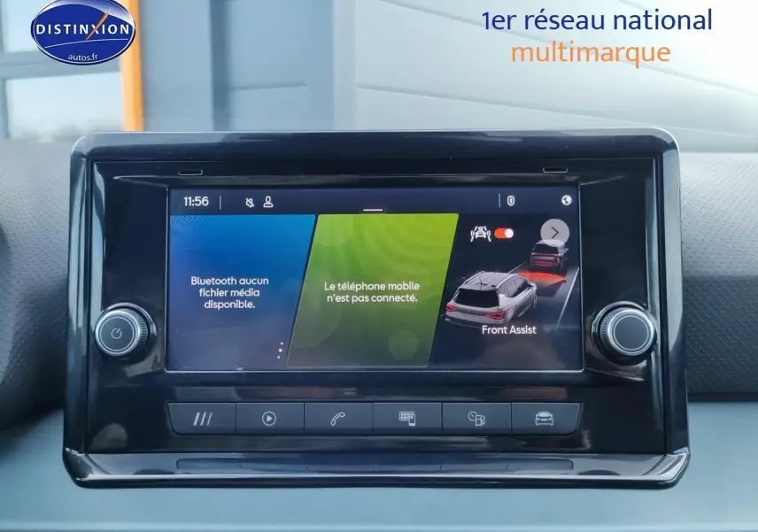 Écran tactile central du tableau de bord du SEAT Arona blanc 2023 affichant l'assistance Front Assist.