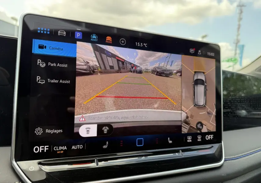 Écran tactile intérieur du Volkswagen Tiguan 2024 montrant l'assistance au stationnement avec vue caméra arrière et 360°