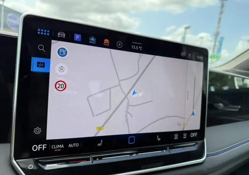 Écran tactile central du Volkswagen Tiguan 2024 affichant la navigation, intérieur moderne et épuré.