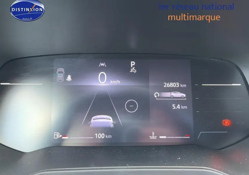 Tableau de bord numérique de Renault Clio V gris foncé, affichant la vitesse à 0 km/h et l'autonomie restante.