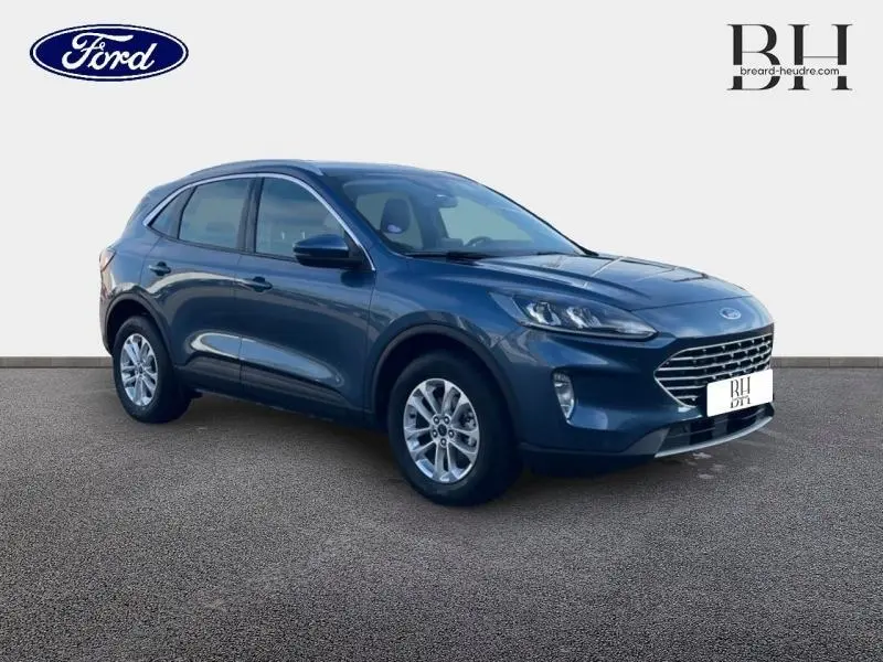 Ford Kuga 2023 bleu azur métallisé en vue 3/4 avant droit avec jantes alu et calandre distinctive.