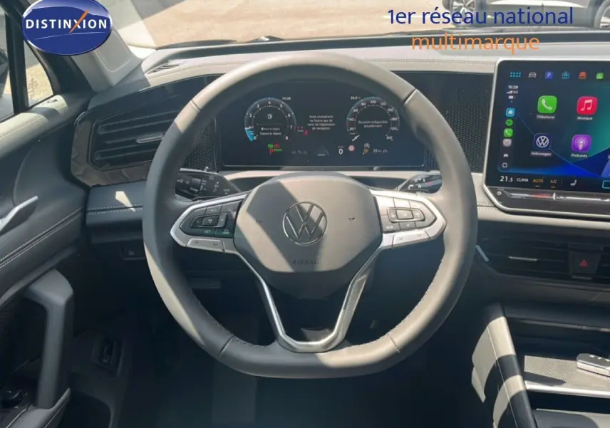 Vue intérieure centrée sur le volant multifonction noir et l'écran digital du tableau de bord du Volkswagen Tiguan 2026.