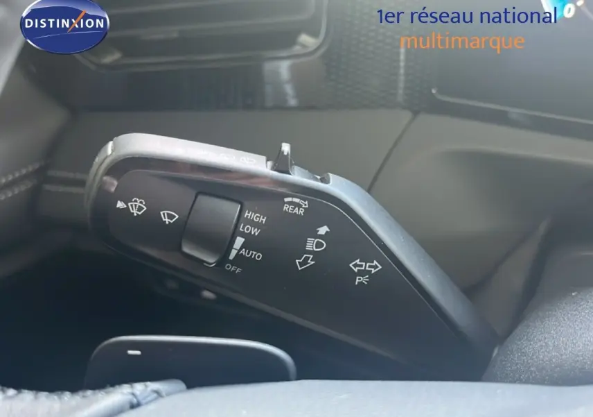 Gros plan sur la commande des essuie-glaces et clignotants du Volkswagen Tiguan 2026, intérieur noir.