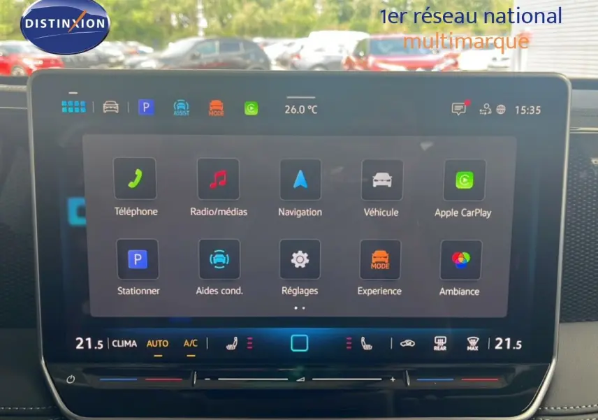 Écran tactile central du Volkswagen Tiguan 2026 affichant les options multimédias et climatisation, intérieur noir visible.