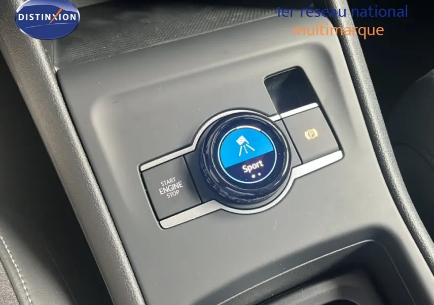 Gros plan sur la console centrale du Volkswagen Tiguan 2026 noir Grenadilla, bouton de sélection de mode Sport et démarrage.