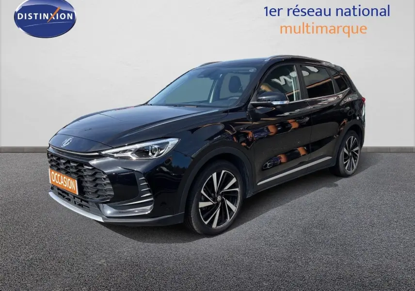 MG ZS 1.5L Hybrid+ 2025 en Pebble Black Metal, vue 3/4 avant droit, avec jantes alliage et calandre marquée.