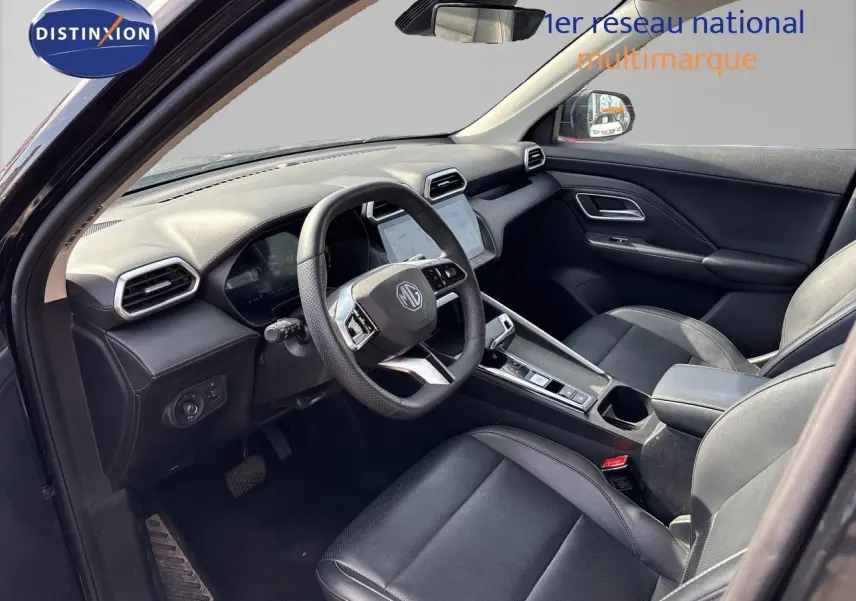 Intérieur noir du MG MOTOR ZS 1.5L Hybrid+ 2025, vue côté conducteur avec tableau de bord et volant multifonction.