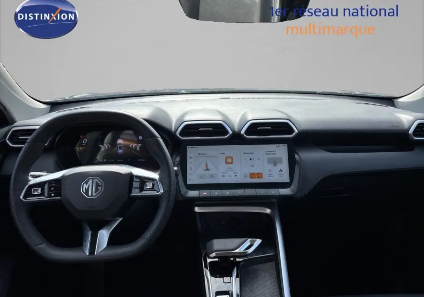 Vue intérieure frontale du tableau de bord du MG ZS 1.5L Hybrid+ 197ch Luxury en noir, avec écran tactile central et volant multifonction.