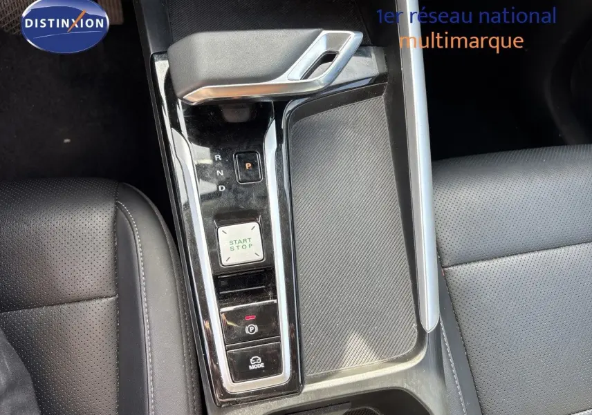 Vue rapprochée de la console centrale du MG ZS 1.5L Hybrid+ 197ch Luxury avec levier de vitesse et bouton start/stop.