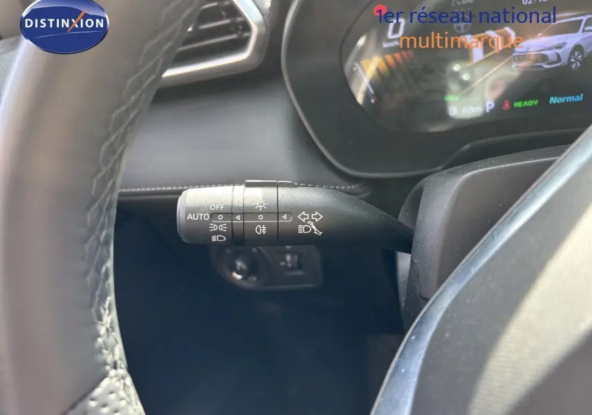 Gros plan sur la manette de feux et clignotants côté gauche du tableau de bord du MG MOTOR ZS 1.5L Hybrid+ 2025 noir.