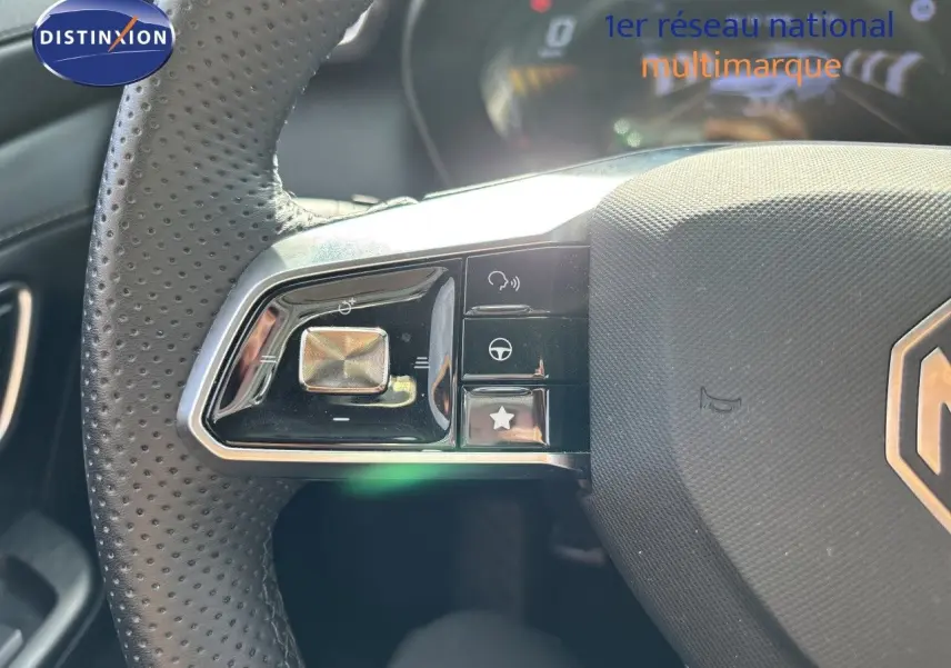 Gros plan sur la partie gauche du volant perforé noir du MG Motor ZS 1.5L Hybrid+ 2025 avec commandes intégrées.