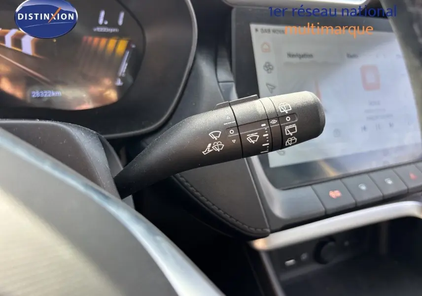 Gros plan sur la commande d’essuie-glace à gauche du volant dans l’habitacle noir du MG Motor ZS 1.5L Hybrid+ 2025.