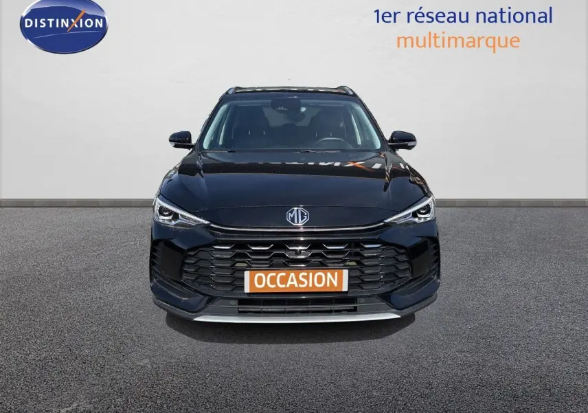 Vue frontale du MG ZS 1.5L Hybrid+ 197ch Luxury en Pebble Black Metal avec calandre large et phares LED fins.