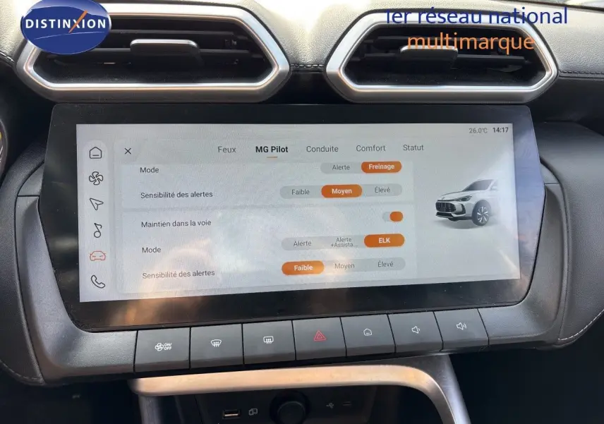 Écran tactile central du MG Motor ZS 2025 en Pebble Black, affichant les réglages avancés d’aide à la conduite.