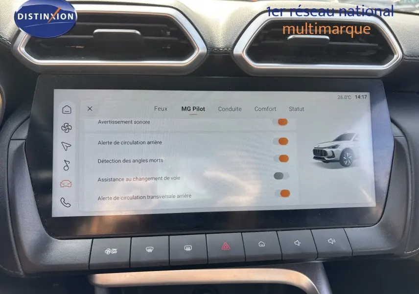 Écran tactile central du MG Motor ZS 2025 en Pebble Black, affichant les réglages d'aide à la conduite.