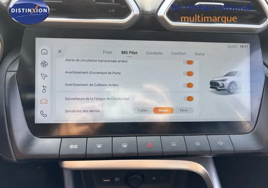 Écran tactile central du MG Motor ZS 2025 en Pebble Black, affichant les options d'alerte et d'assistance à la conduite.