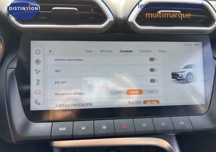 Écran tactile central du MG ZS 2025 affichant les réglages de conduite, entouré de la console noire et des aérateurs hexagonaux.