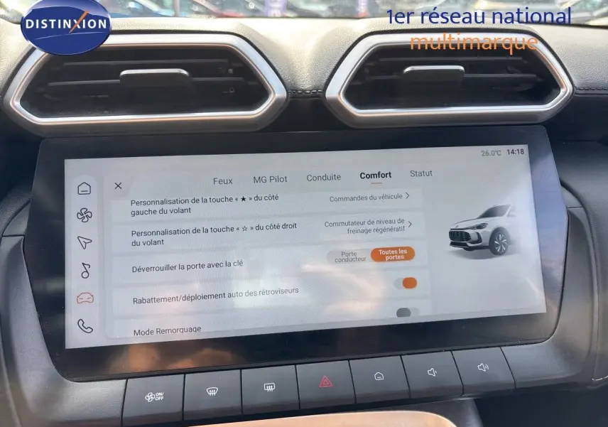 Écran tactile central du MG ZS 2025 en Pebble Black, vue frontale du tableau de bord avec commandes confort affichées.
