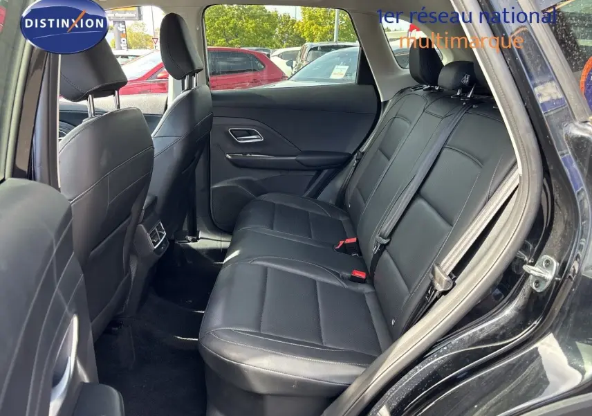 Vue intérieure côté droit sur la banquette arrière en cuir noir du MG MOTOR ZS 1.5L HYBRID+ 197CH LUXURY Pebble Black Metal.