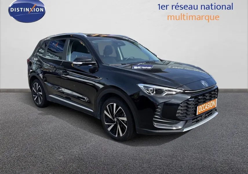 MG ZS 1.5L Hybrid+ 2025 en Pebble Black Metal, vue 3/4 avant avec calandre imposante et jantes bicolores.