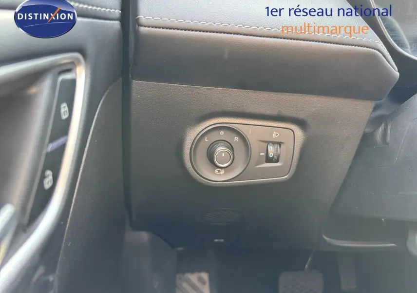 Détail intérieur montrant les commandes de réglage des rétroviseurs et de l’éclairage sur MG Motor ZS 1.5L Hybrid+ noir.
