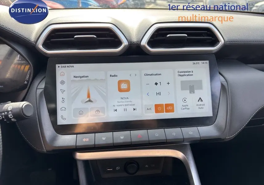 Vue rapprochée de l’écran tactile central et des commandes du tableau de bord intérieur du MG MOTOR ZS 1.5L HYBRID+ 197CH LUXURY.
