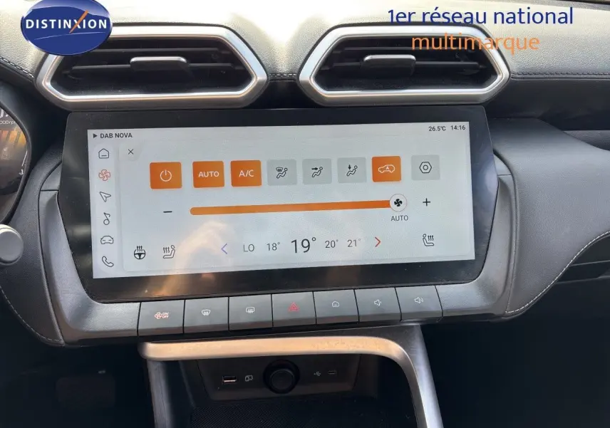 Vue rapprochée de l’écran tactile central du MG ZS 2025 en Pebble Black, affichant les commandes de climatisation.