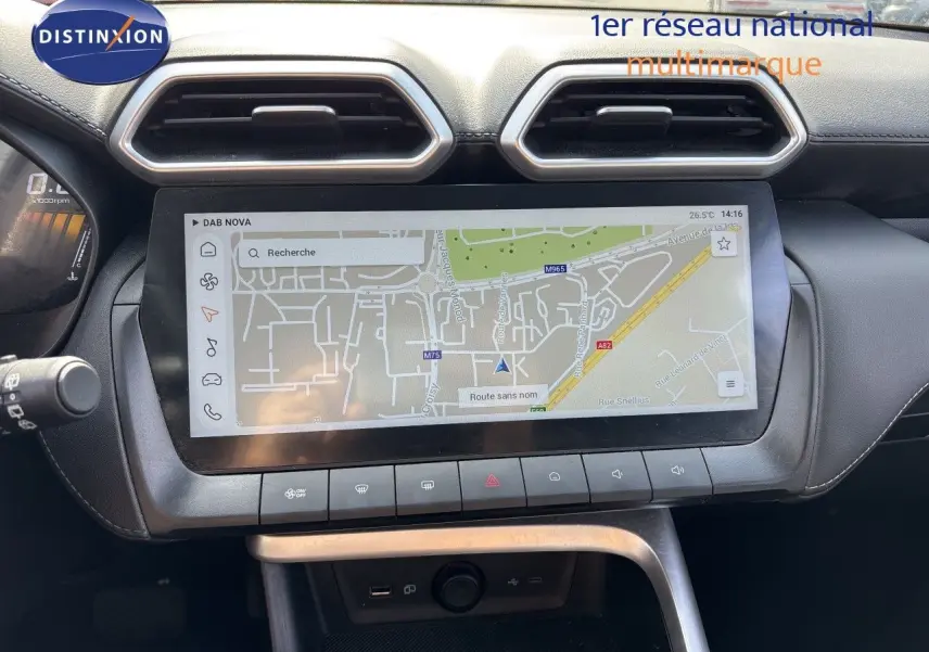 Vue rapprochée du tableau de bord noir du MG MOTOR ZS 1.5L HYBRID+ 197CH LUXURY avec écran tactile affichant une carte GPS.