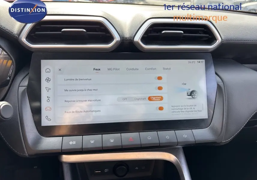 Vue rapprochée de l’écran tactile central du MG ZS Pebble Black, affichant les réglages des feux et de l’assistance.