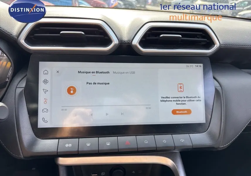 Vue rapprochée de l’écran tactile central du MG ZS 2025 en Pebble Black, affichant la connexion Bluetooth inactive.