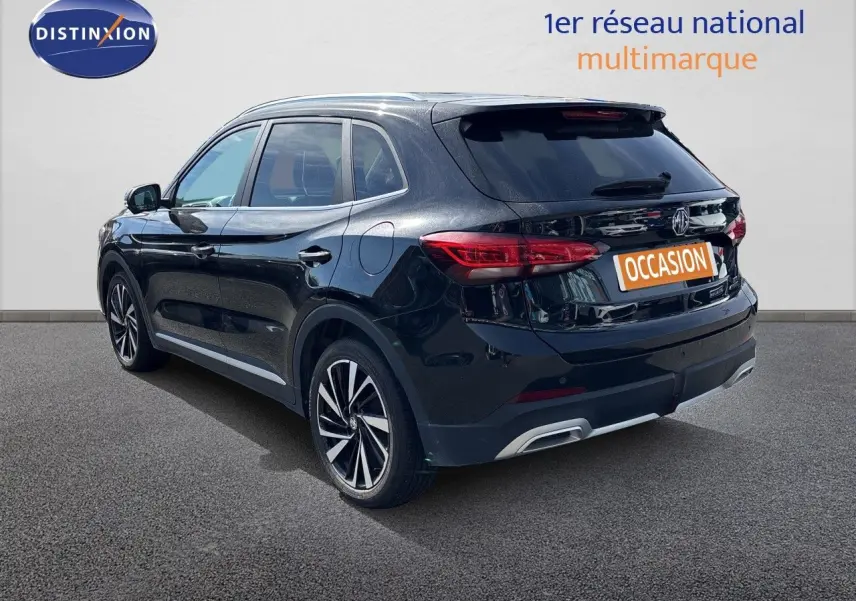 Vue 3/4 arrière droite du MG ZS 1.5L Hybrid+ 197ch Luxury en Pebble Black Metal avec jantes alliage bicolores.