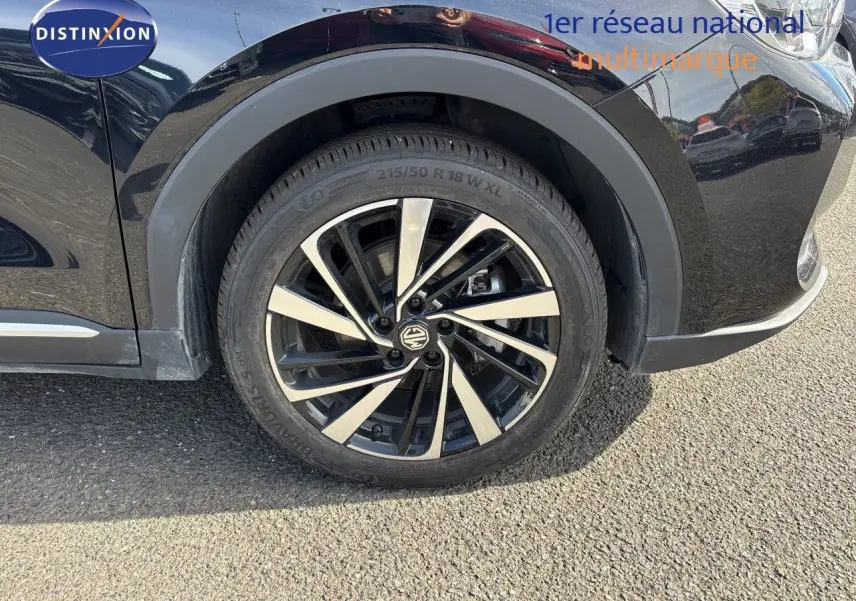 Gros plan sur la roue avant droite du MG ZS 2025 Pebble Black Metal, mettant en valeur la jante bi-ton et le logo MG central.