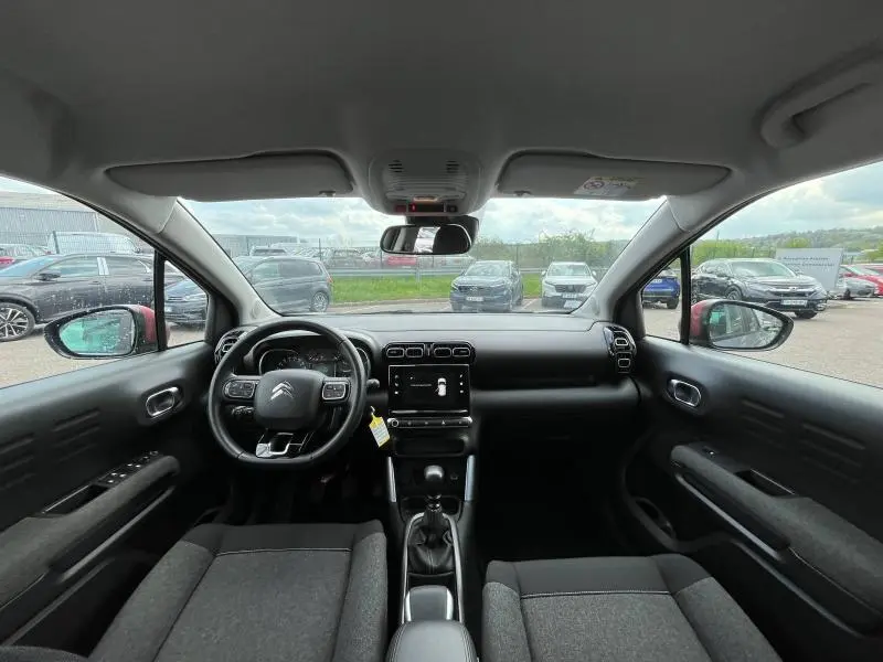 Intérieur avant du Citroën C3 Aircross 2020 gris acier, tableau de bord moderne avec écran tactile et volant multifonction.