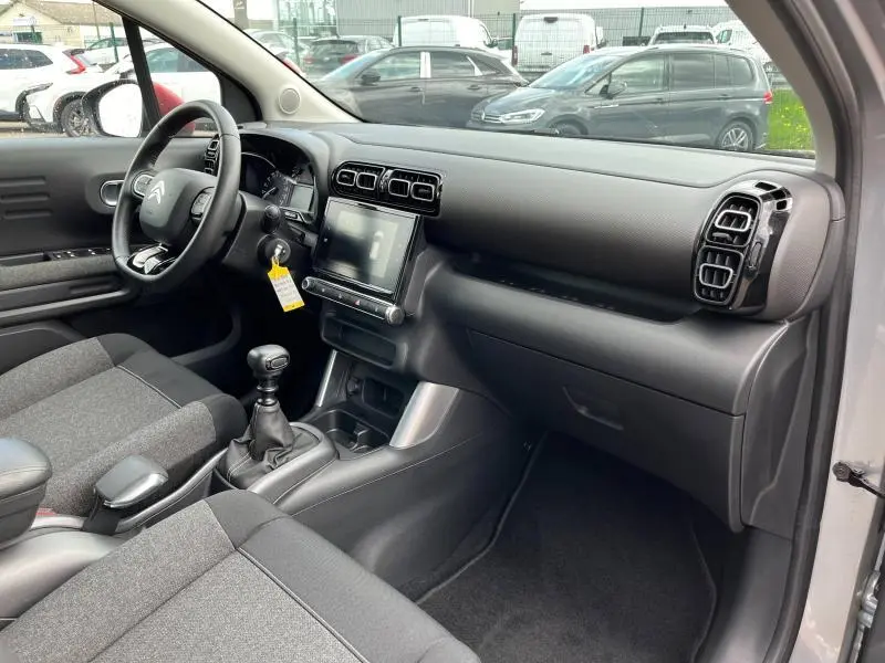 Intérieur côté conducteur du Citroën C3 Aircross gris acier 2020, tableau de bord et console centrale avec écran tactile.