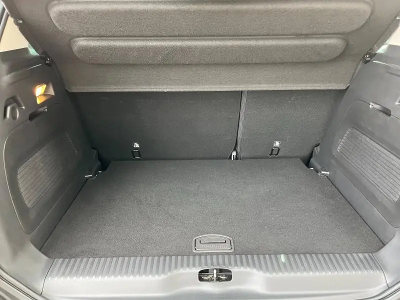 Coffre ouvert de la Citroën C3 Aircross gris acier, montrant un espace de chargement propre et spacieux.
