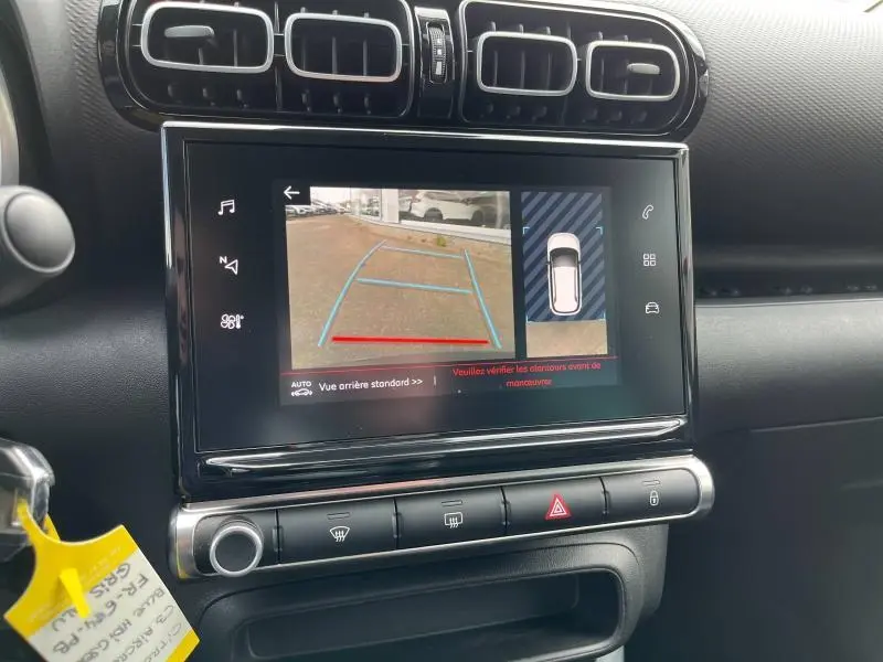 Écran tactile intérieur du Citroën C3 Aircross montrant la caméra de recul avec guidage dynamique, tableau de bord noir.