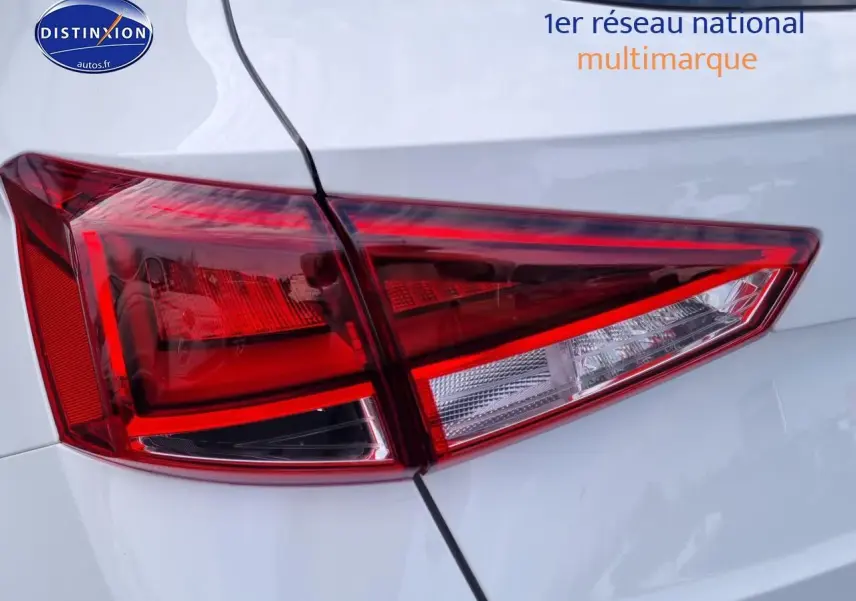 Gros plan sur le feu arrière droit rouge et blanc d'une SEAT Arona blanche 2023 vue de l'arrière
