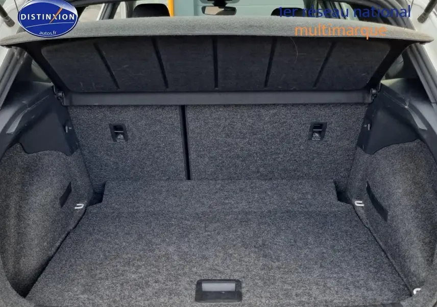 Coffre ouvert et vide du SEAT Arona blanc, vue arrière montrant l'espace de chargement et la tablette cache-bagages.