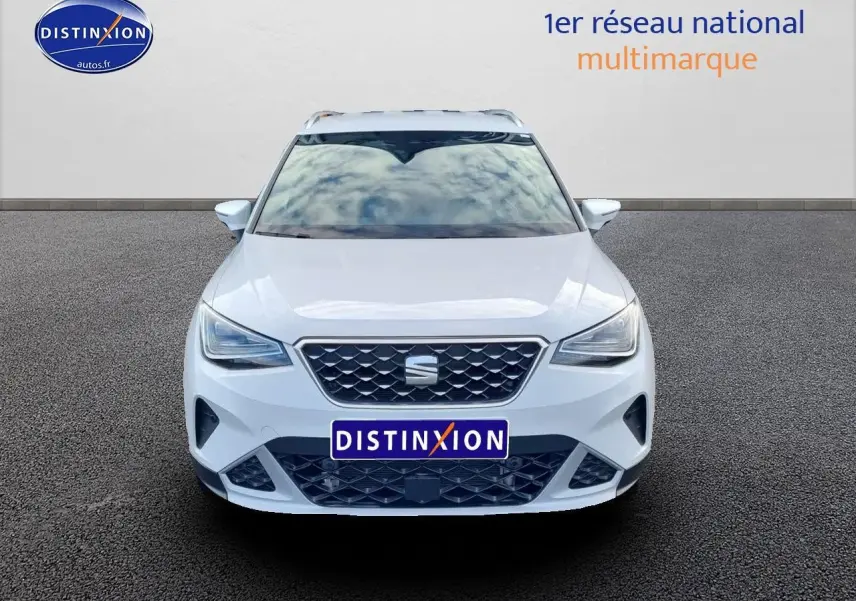 Vue frontale d'un SEAT Arona blanc 2023 avec calandre hexagonale et phares LED distinctifs.