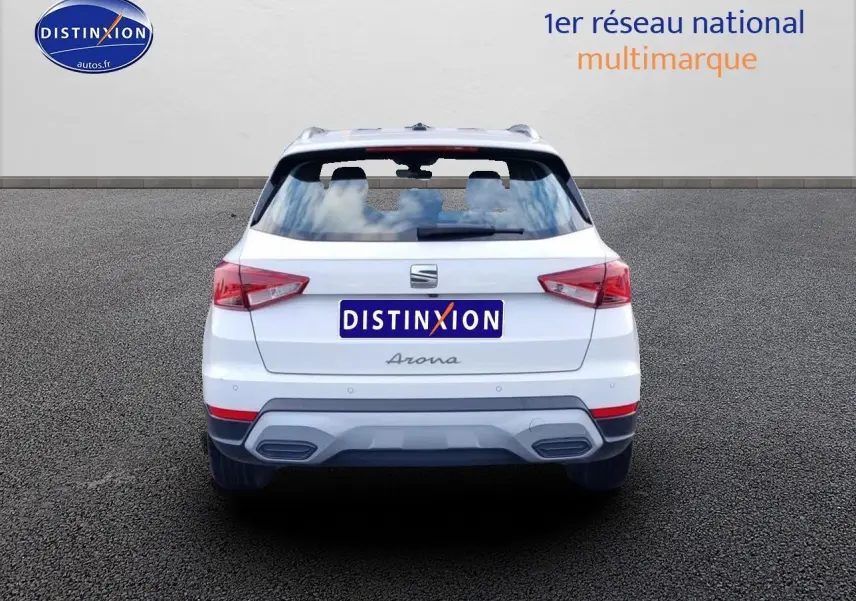 Vue arrière d'un SEAT Arona blanc 2023 avec feux LED et double sortie d'échappement intégrée au pare-chocs.