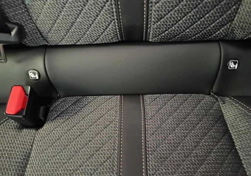 Gros plan sur la banquette arrière grise de la Peugeot 208, avec ceintures de sécurité et fixations Isofix visibles.