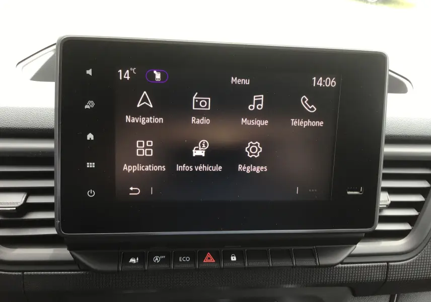 Écran tactile 8 pouces du Renault Trafic Fourgon L1H1 2025 affichant le menu principal avec navigation et radio.