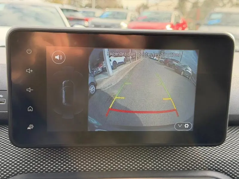 Écran de caméra de recul du Dacia Jogger 2025 montrant l’arrière du véhicule et les lignes de guidage colorées.
