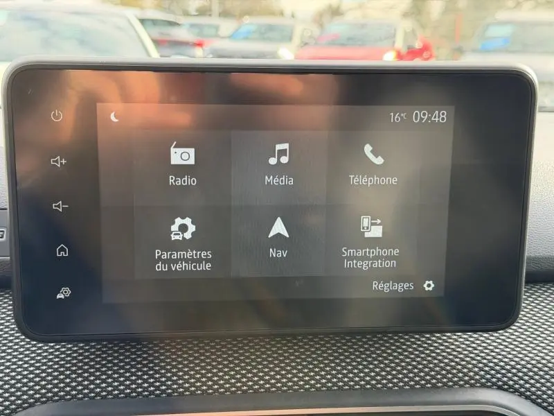 Écran tactile central du tableau de bord du Dacia Jogger 2025 affichant les options radio, média, téléphone et navigation.